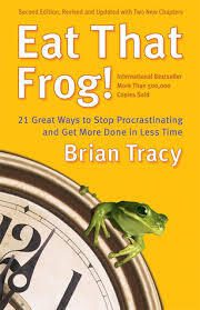 غلاف كتاب "Eat That Frog!" لبراين تريسي، يتناول استراتيجيات فعالة للتغلب على التسويف وتحسين إدارة الوقت.